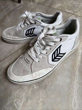 Cariuma Valley off White Low-Top suede Sneakers